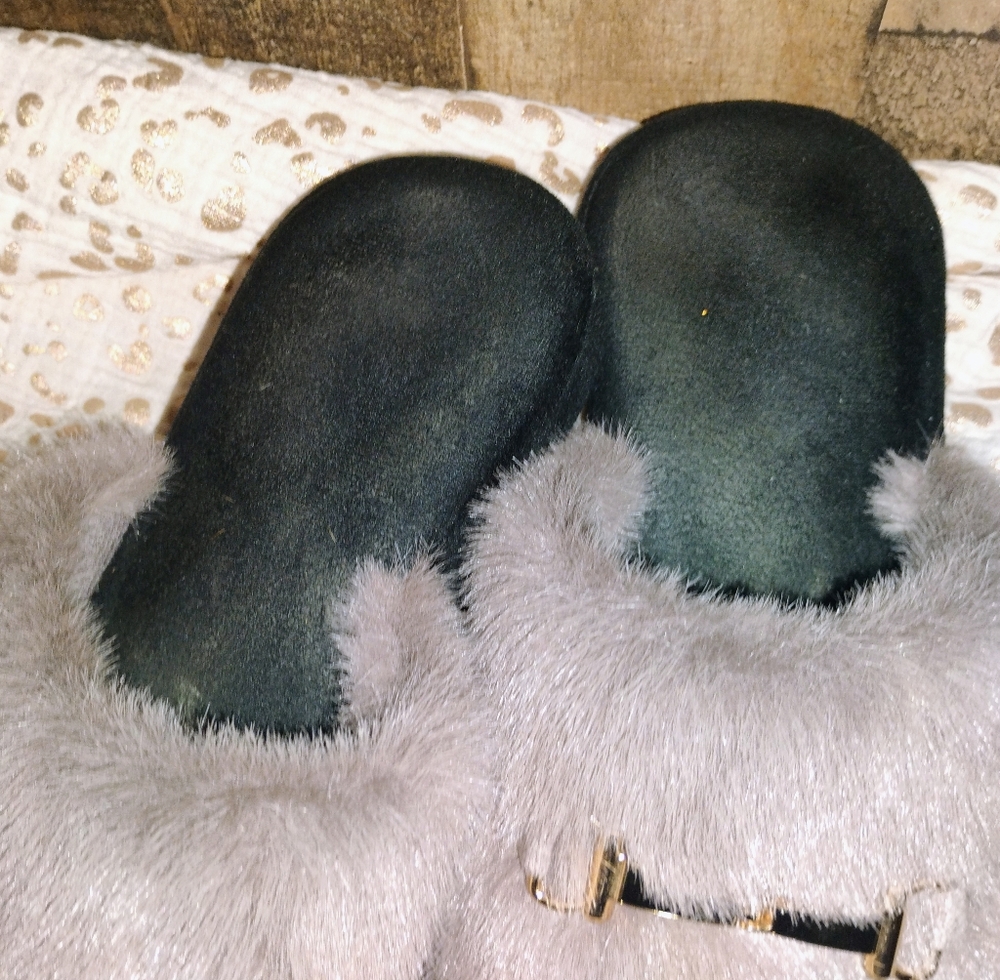 Cozy House Furry House Gray Open Toe Slippers Size 40-41 - Picture 3 of 4